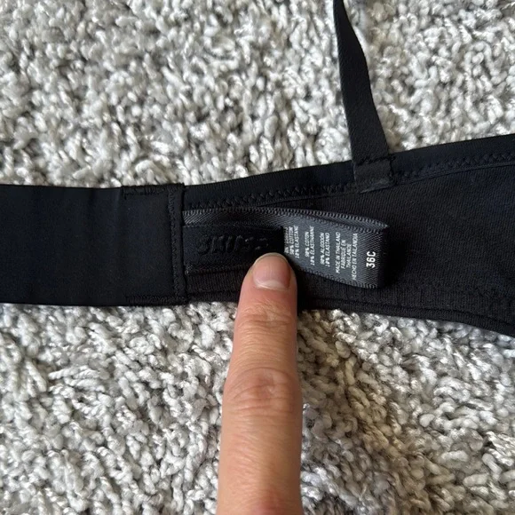 Like new unlined underwire SKIMS bra with Adjustable Straps - Picture 2 of 5